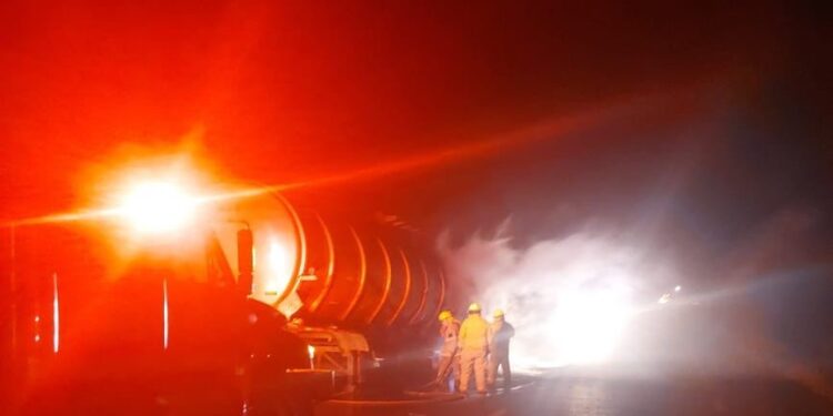 Controlan bomberos incendio de pipa cargada de aceite en San Fernando