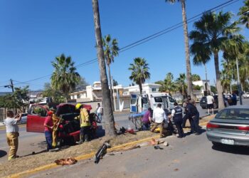 Borracho ocasiona encontronazo vehicular en las calles Ocho y Anaya; 2 heridos