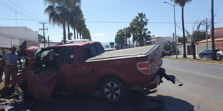 Borracho ocasiona encontronazo vehicular en las calles Ocho y Anaya; 2 heridos