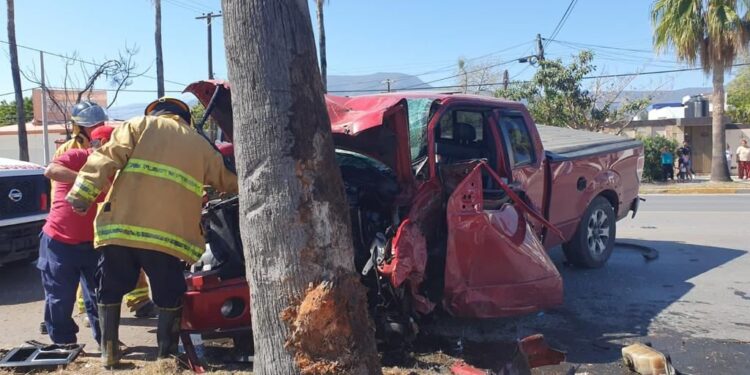 Borracho ocasiona encontronazo vehicular en las calles Ocho y Anaya; 2 heridos