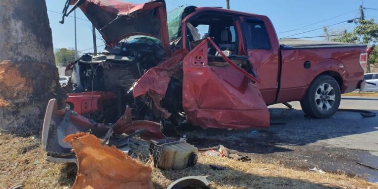 Borracho ocasiona encontronazo vehicular en las calles Ocho y Anaya; 2 heridos