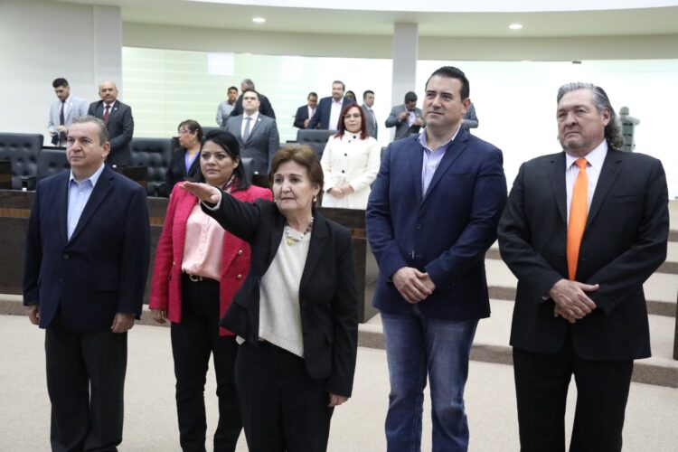 Toman protesta a Diputada panista Nora Hinojosa en Congreso Local