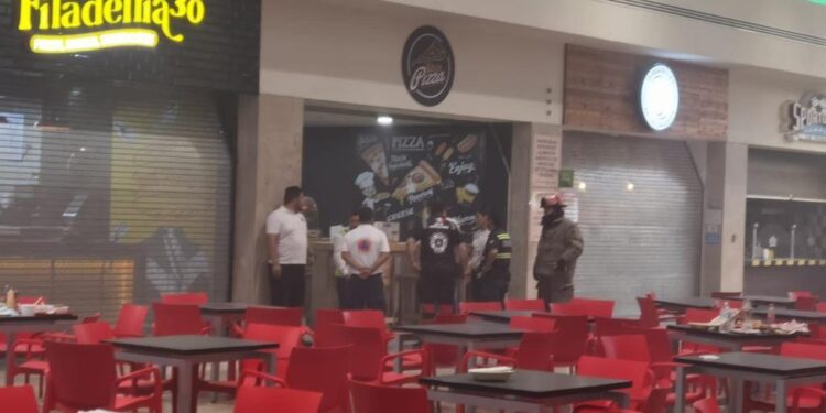 Incendio en Paseo Aventa, desalojan a 700 personas