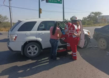 Mujer se lesiona en aparatosa carambola vehicular