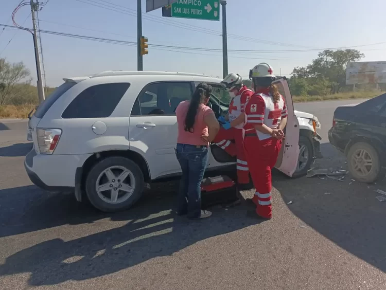 Mujer se lesiona en aparatosa carambola vehicular