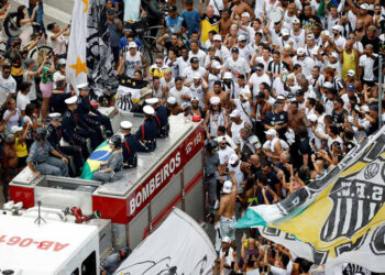Restos mortales de Pelé llegan al cementerio en Santos, Brasil 