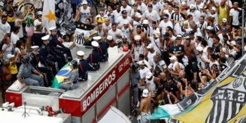 Restos mortales de Pelé llegan al cementerio en Santos, Brasil 