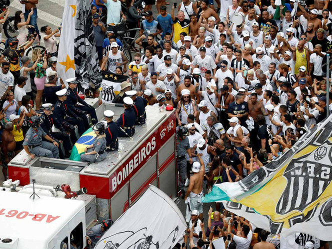 Restos mortales de Pelé llegan al cementerio en Santos, Brasil