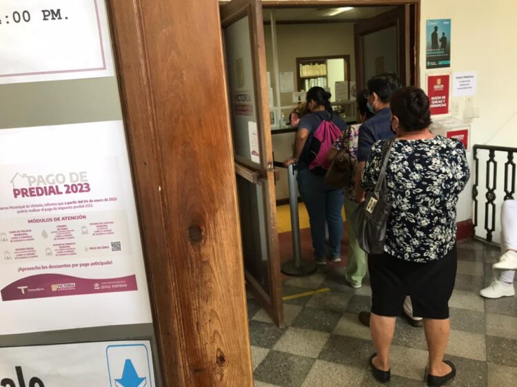 Gran afluencia de contribuyentes a pagar impuesto predial en Victoria