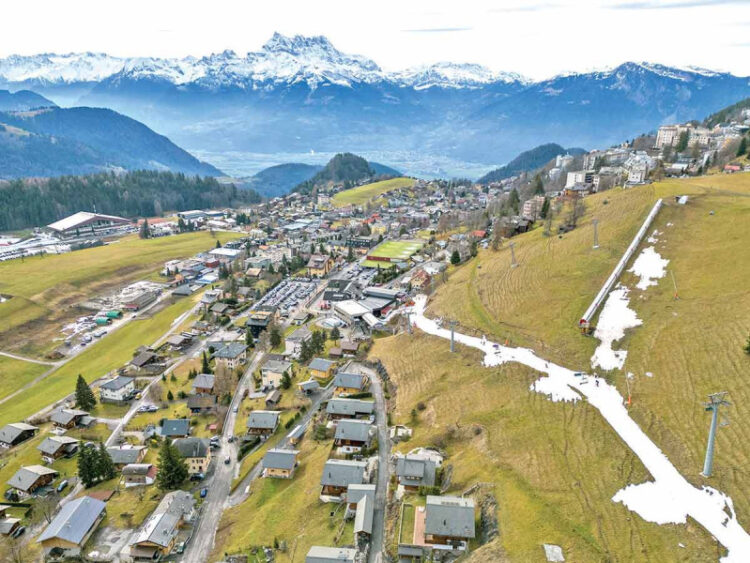 Escasea la nieve en Europa; bomba ciclónica pega a California