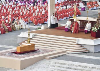 La iglesia católica y miles de feligreses despiden a Benedicto XVI en su funeral