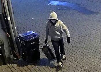 Eleva FBI recompensa por captura de sospechoso que colocó bombas en Washington