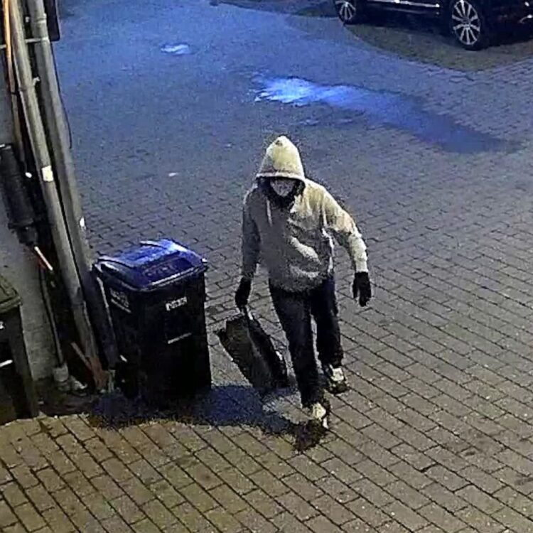 Eleva FBI recompensa por captura de sospechoso que colocó bombas en Washington