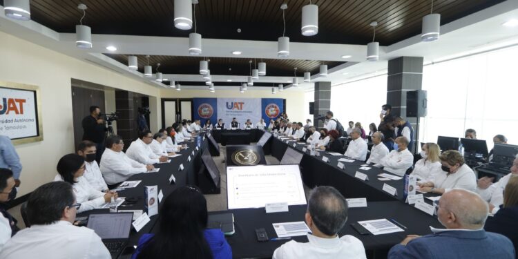 Plantea rector con directores metas y retos de la UAT para el 2023