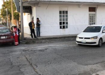 Paso de alto causa choque de estudiantes