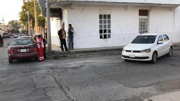 Paso de alto causa choque de estudiantes