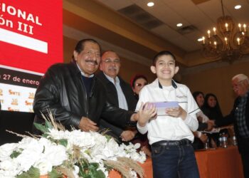 Reconoce Arnulfo entrega de alumnos y maestros en la olimpiada del conocimiento