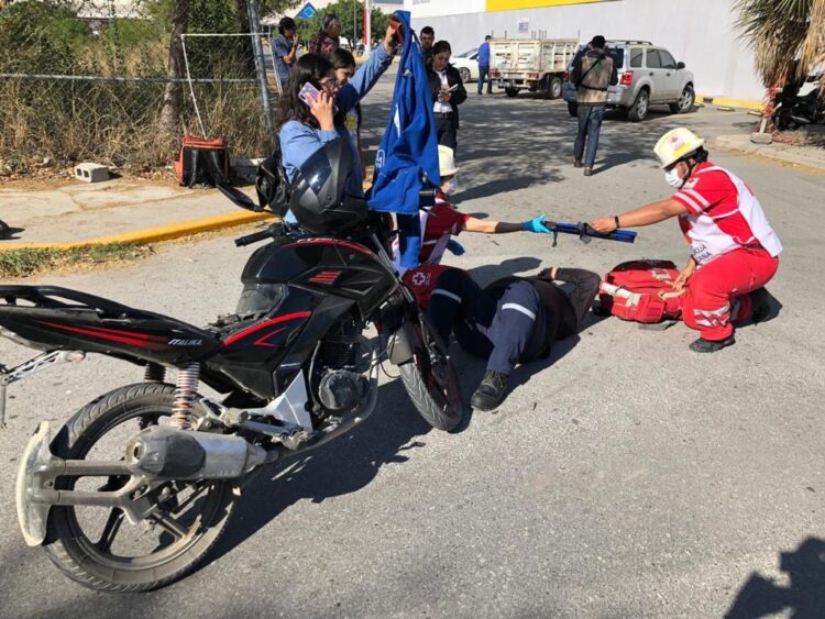 Repartidor de fractura brazo tras ser chocado por camioneta