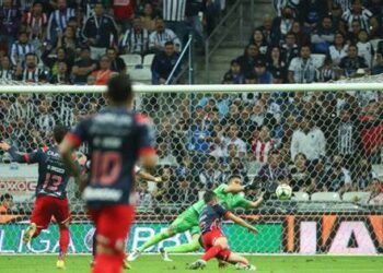 Chivas de Guadalajara derrota 1-0 al Rayados de Monterrey 