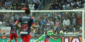 Chivas de Guadalajara derrota 1-0 al Rayados de Monterrey 