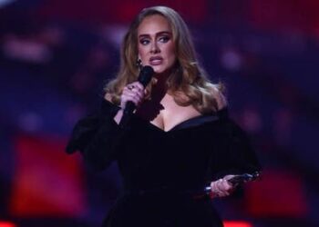 Adele rompe en llanto tras ver a hombre que llevó fotografía de su esposa muerta