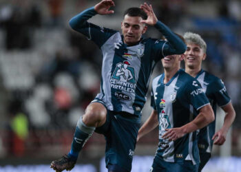 Golazo de tiro libre de Luis Chávez en arranque del Clausura 2023