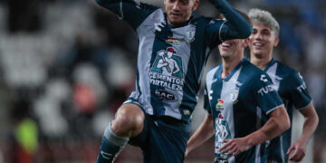 Golazo de tiro libre de Luis Chávez en arranque del Clausura 2023