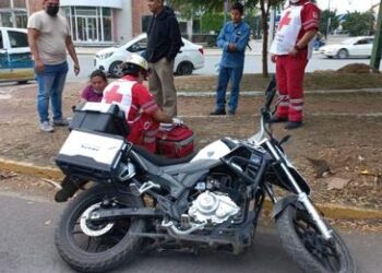 Auto lesiona a pareja que viajaba en moto
