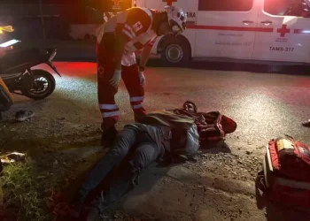 Repartidor de comida se fractura piernas al caer de motocicleta