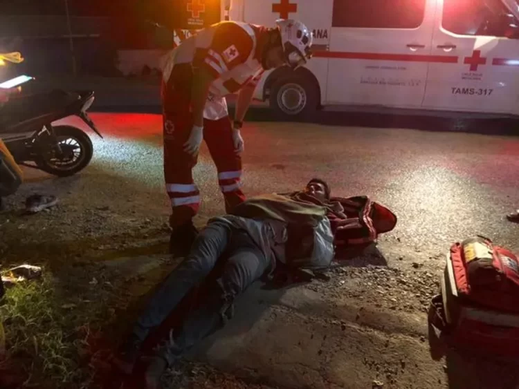 Repartidor de comida se fractura piernas al caer de motocicleta