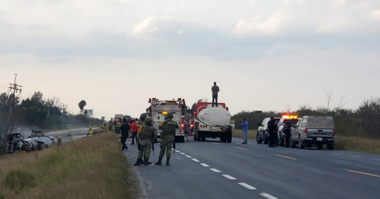 Trailero muere calcinado tras chocar con auto varado en ruta Matamoros-Reynosa