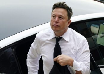 Musk quiere impulsar manufacturas para su industria aeroespacial en Texas