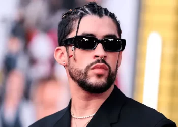 Bad Bunny cae en Spotify por arrojar teléfono de fan