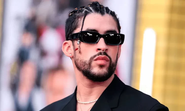 Bad Bunny cae en Spotify por arrojar teléfono de fan