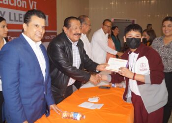 Reconoce Arnulfo entrega de alumnos y maestros