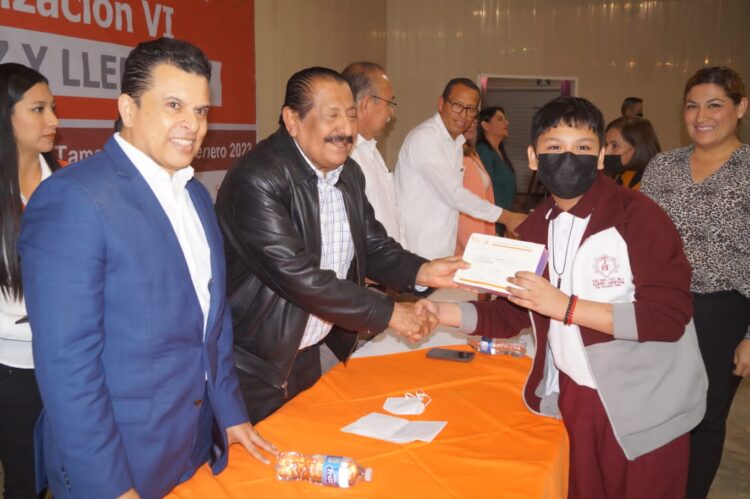 Reconoce Arnulfo entrega de alumnos y maestros