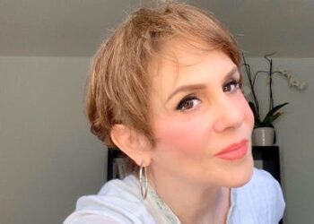 Reaparece Rebecca Jones tras ser hospitalizada de emergencia