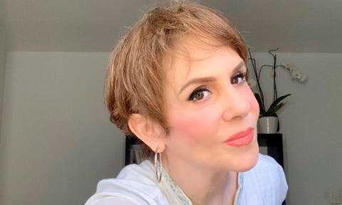 Reaparece Rebecca Jones tras ser hospitalizada de emergencia