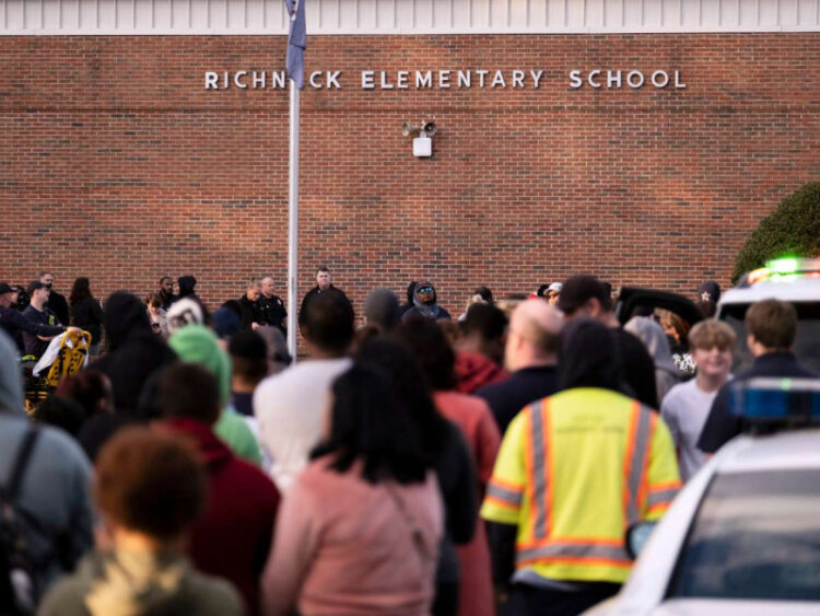 Niño de 6 años dispara con pistola a una profesora en escuela de EU