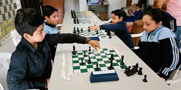 Tiene Educación Física Torneos de Ajedrez y Escoltas