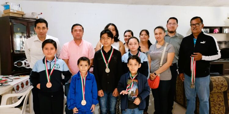 Tiene Educación Física Torneos de Ajedrez y Escoltas