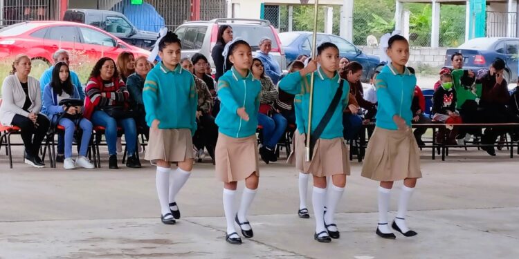 Tiene Educación Física Torneos de Ajedrez y Escoltas