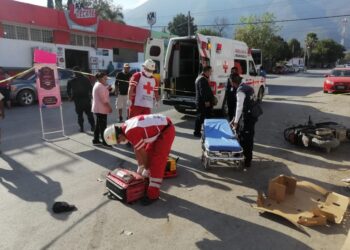 Derrapa en moto por sacarle la vuelta a tope
