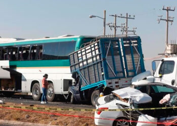 Carambola en vía Lerma-Zitácuaro deja 2 muertos y 21 heridos