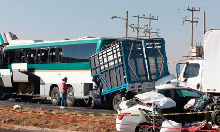 Carambola en vía Lerma-Zitácuaro deja 2 muertos y 21 heridos