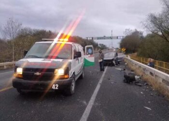 Dos heridos al estrellarse auto con puente en ruta Victoria-Monterrey
