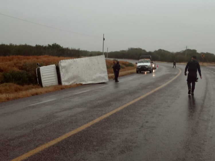 Pavimento mojado hace volcar camión en ruta Victoria-Matamoros