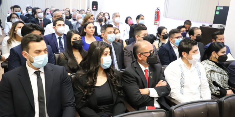 Reciben constancia de Médicos Especialistas 17 residentes del Hospital General de Victoria