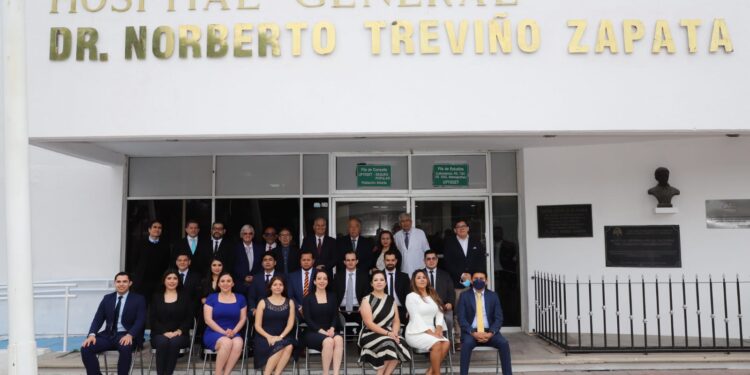 Reciben constancia de Médicos Especialistas 17 residentes del Hospital General de Victoria