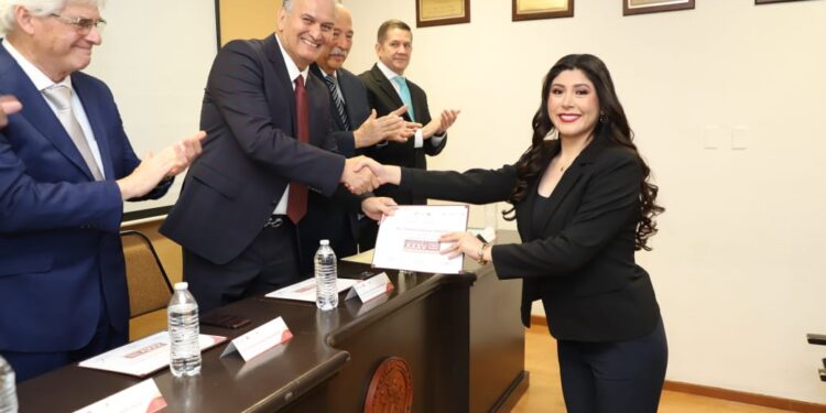 Reciben constancia de Médicos Especialistas 17 residentes del Hospital General de Victoria